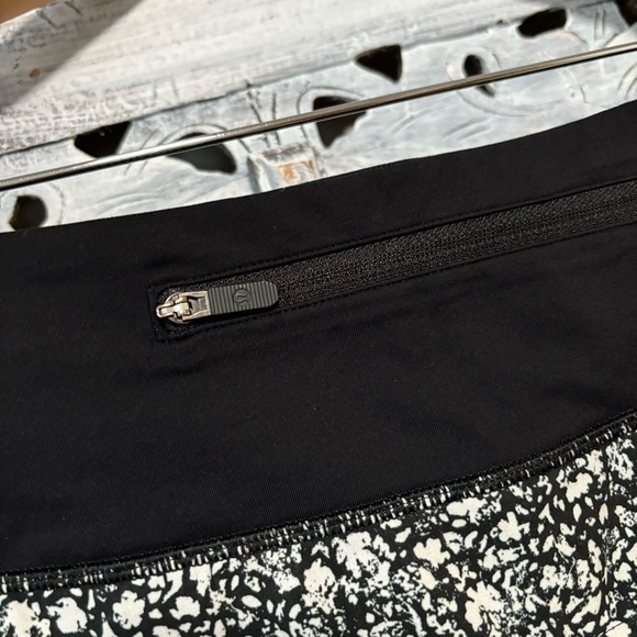 Lululemon Speed Up Short 2.5 Low Rise Daisy Dust Alpine White Black /Black - Picture 10 of 11